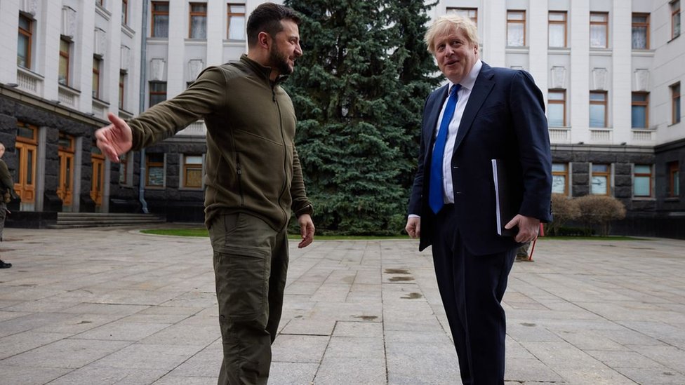 Após visita surpresa de Boris Johnson a Kiev, Reino Unido anuncia envio de equipamentos militares à Ucrânia