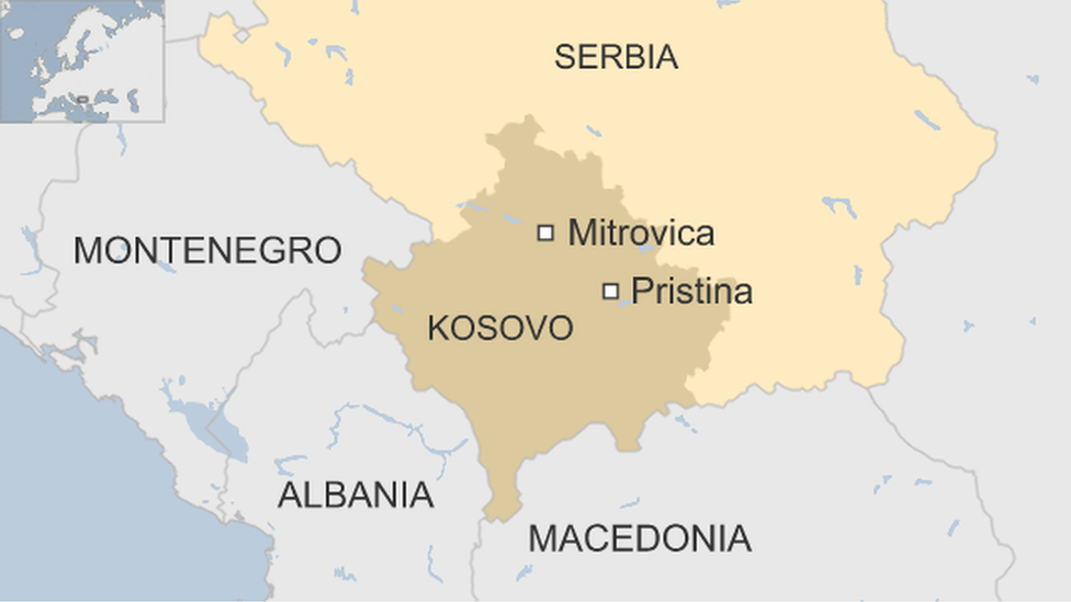 карта Косово с выделением соседней Сербии и городов Митровица и Приштина.