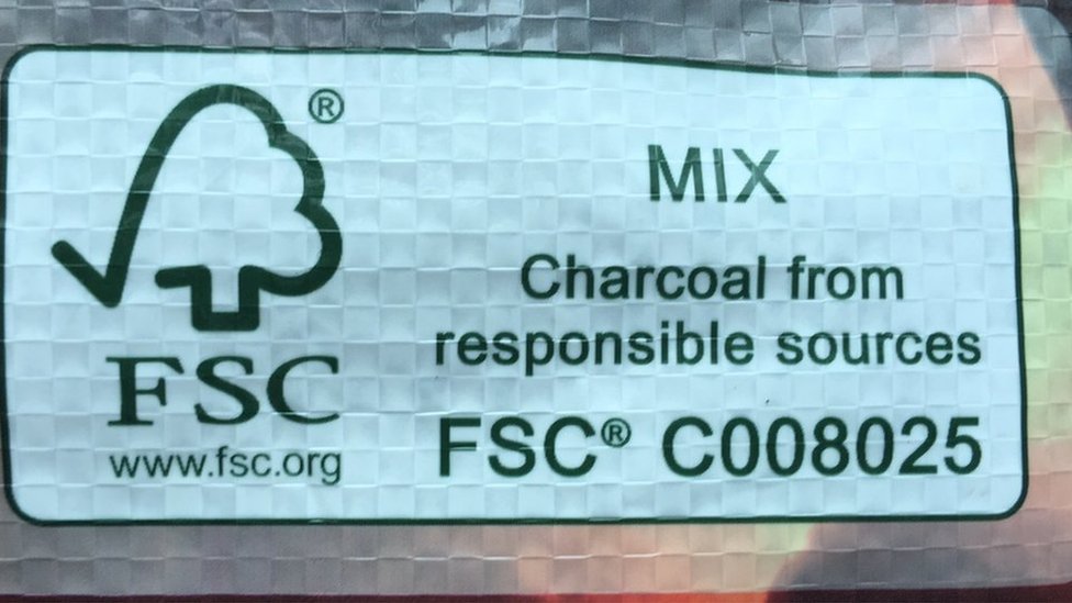 Логотип FSC на мешке с углем