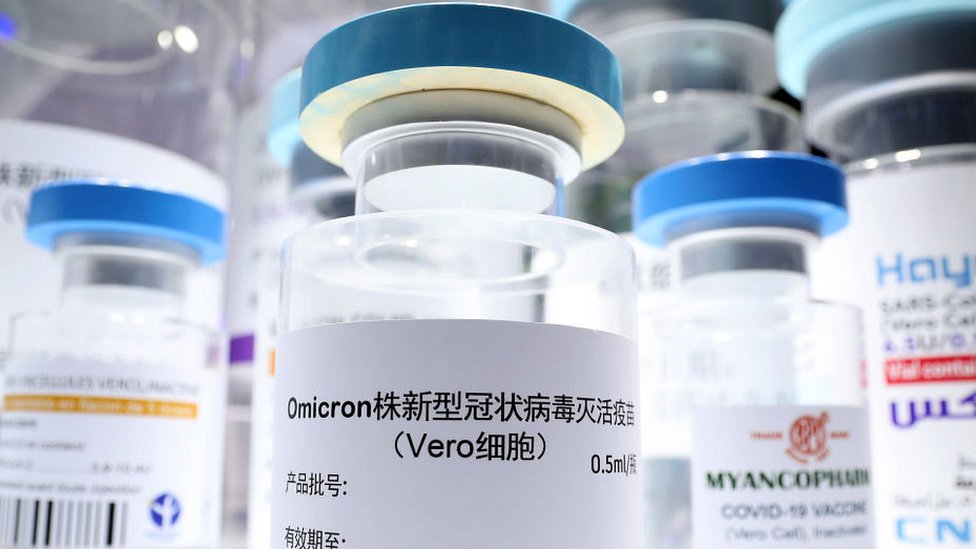 Frascos de vacina Sinopharm em exibição em feira de Pequim