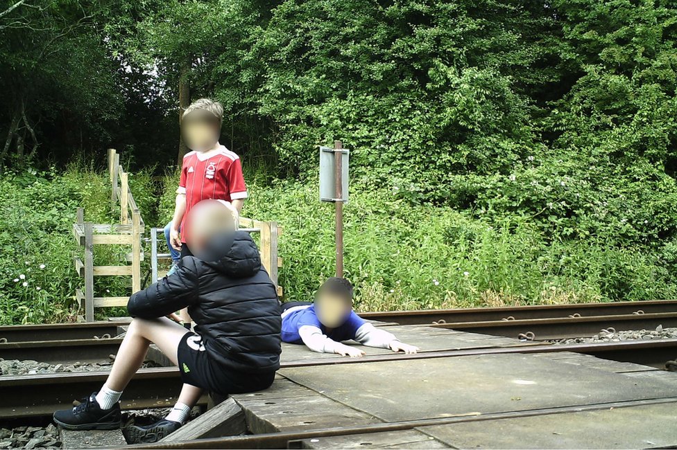 Дети на железнодорожном переезде в Крыле