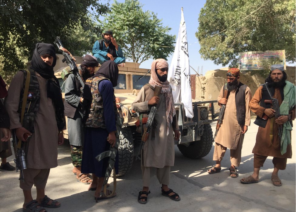 Los talibanes muestran el Humvee que secuestraron.