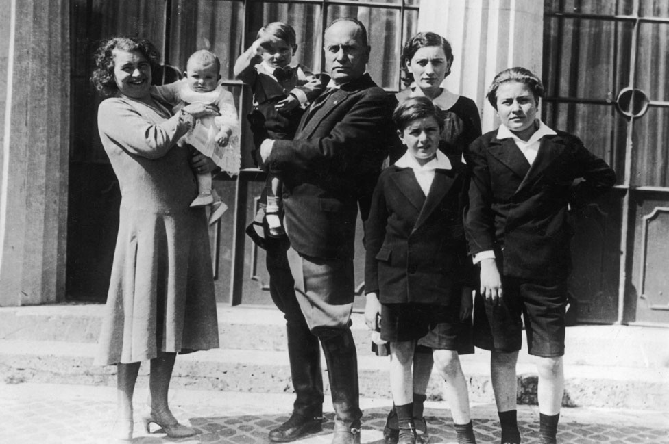 Mussolini con su familia