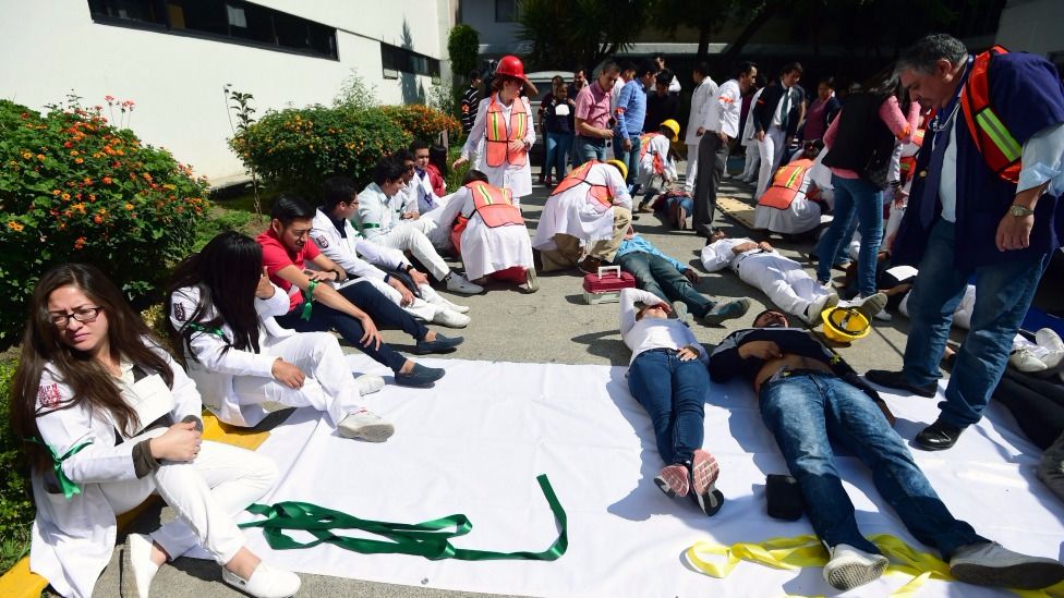 Hoy todas las escuelas mexicanas realizan simulacros de sismos. Hoy todas las escuelas mexicanas realizan simulacros de sismos.