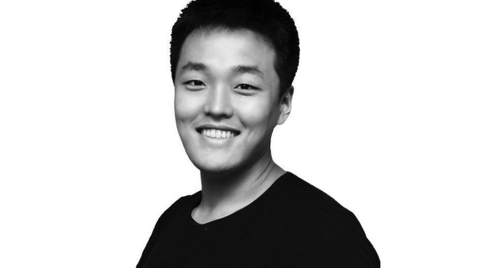 Un retrato en blanco y negro de Do Kwon.