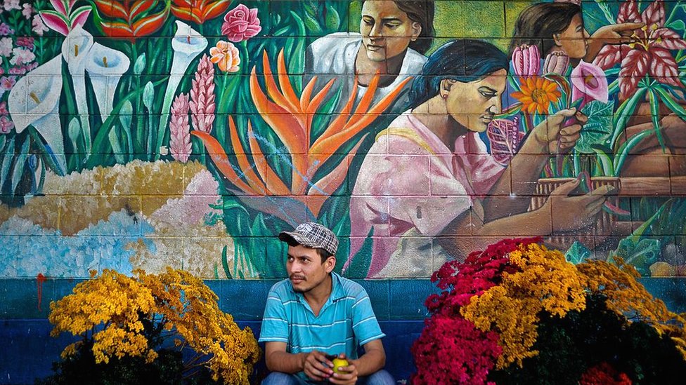 Vendedor de flores afuera del mercado San Miguelito en San Salvador.