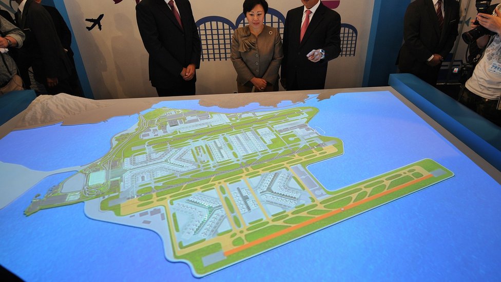 港府官員視察香港機場第三跑道計劃模型（6/2011）