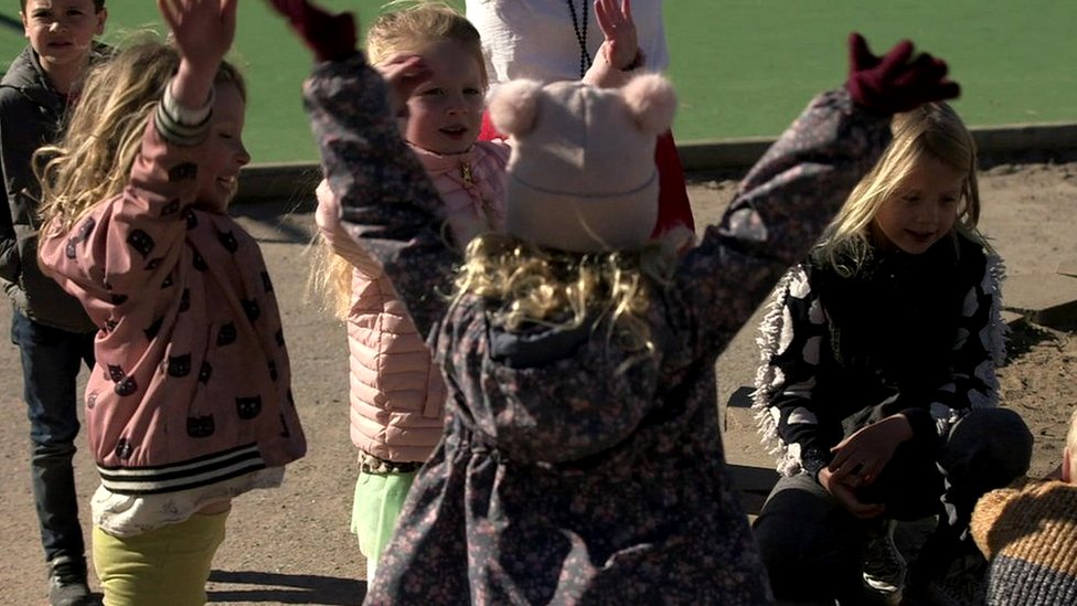 Дети на детской площадке в Стокгольме