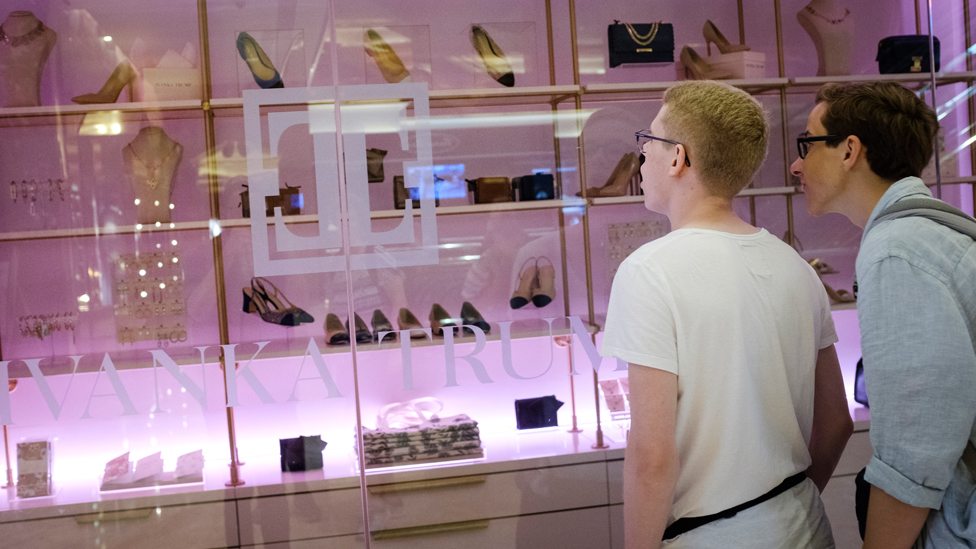 Ivanka Trump desarrolló categorías de productos como ropa, zapatos, lentes y fragancias bajo su propia marca. Personas admirando una vitrina de una tienda de Ivanka Trump