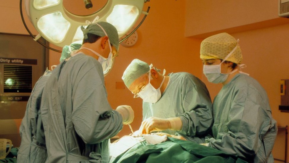 Хирург и ассистенты за работой во время операции