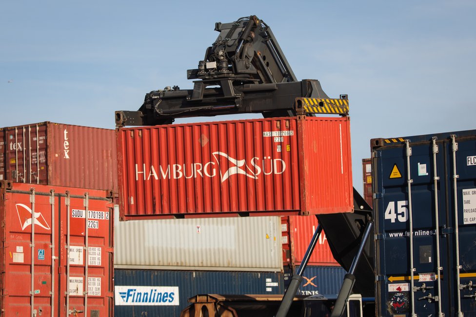 No son pocos los que advierten que sin un acuerdo, tras el Brexit la relación comercial de Londres con el bloque será peor que el de cualquier nación industrializada. Contenedores en el puerto de Tilbury, Inglaterra.