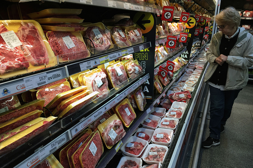 Venta de carne en un supermercado en Argentina