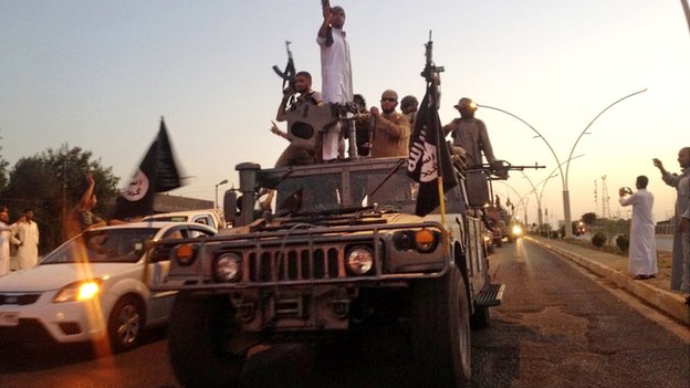 ИГИЛ в захваченном иракском автомобиле, Мосул, июнь 2014 г.