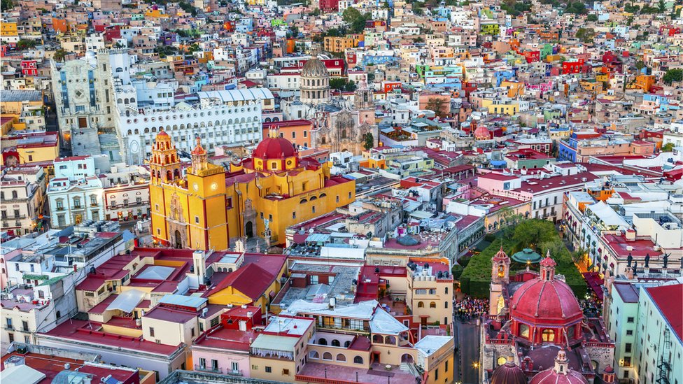 La edificación amarilla es la Basílica Colegiata de Nuestra Señora de Guanajuato, uno de los edificios más emblemáticos de la ciudad. Paisaje de Guanajuato