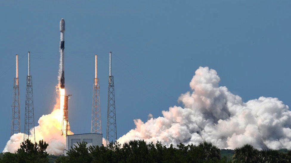 Cape Canaveral'dan Starlink uydularını taşıyan bir SpaceX roketi fırlatılıyor