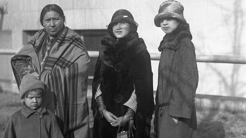 A principios de los 1920 los osage se convirtieron en millonarios cuando se encontraron enormes depósitos de petróleo en su reserva en el noreste de Oklahoma. Miembros de la nación osage