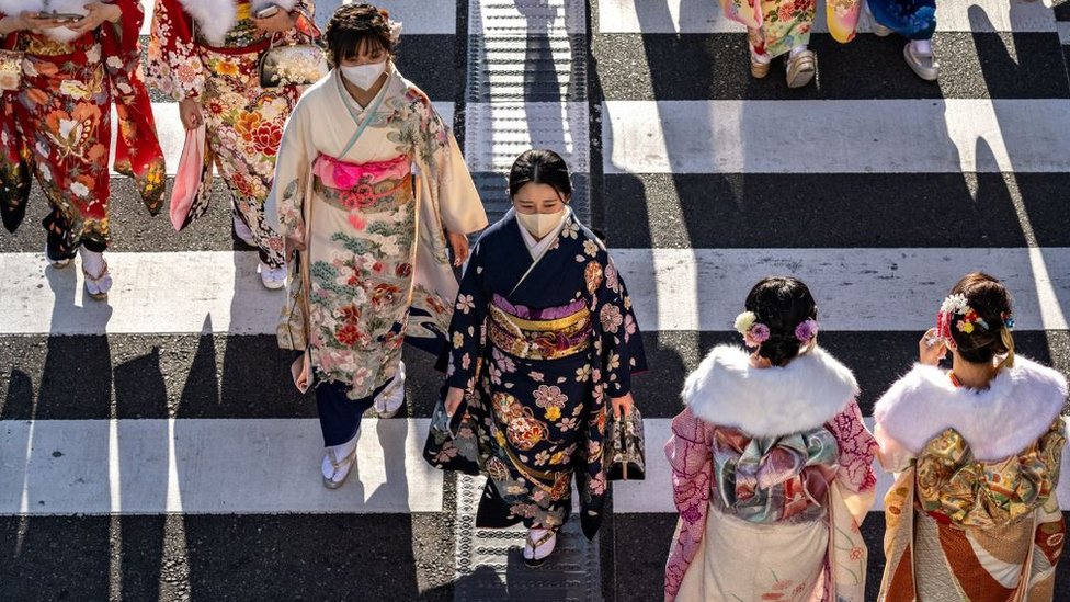 شابات يرتدين لباس الكيمونو في اليابان