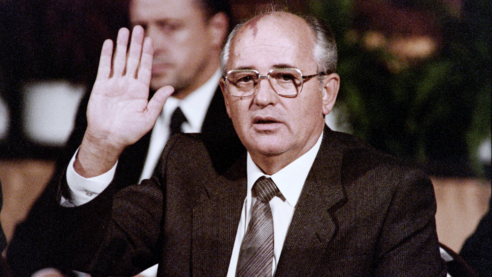 El programa de televisión que unió por primera vez a mujeres soviéticas y estadounidenses fue parte del "Glasnost" (apertura) impulsado por Gorbachov. Mijail Gorbachov