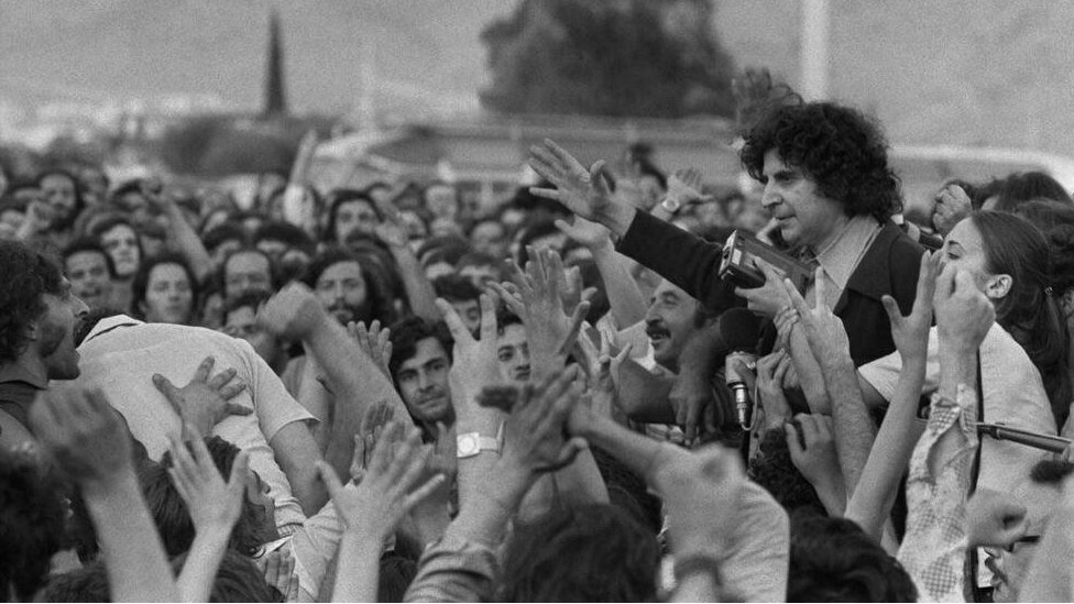 Mikis Theodorakis, 1974'te sürgünden ülkesine döndüğünde Atina Havaalanı'nda coşkuyla karşılanmıştı
