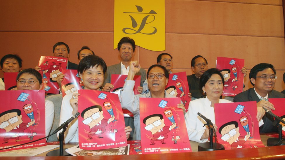 香港立法會民主派議員舉起尊子創作的漫畫來宣傳年度「七一」遊行（27/6/2007）