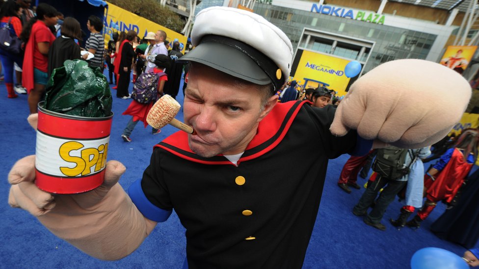 Irónicamente, tener un brazo como el de Popeye en la vida real hace que tengas menos fuerza. Hombre disfrazado de Popeye.