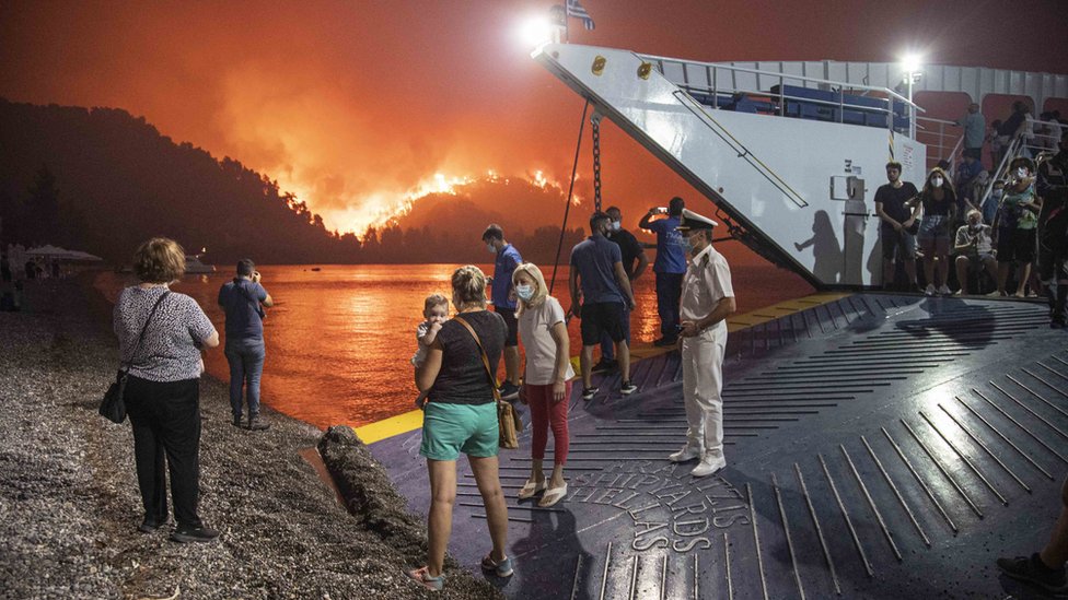 Yunanistan'da Evia Adası'dan tahliye edilen halk