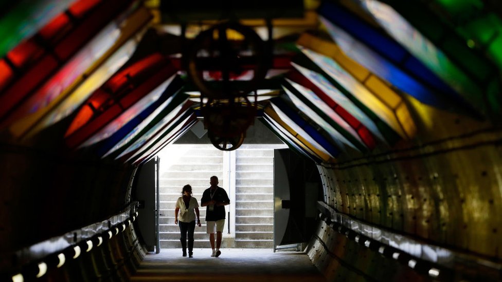 Túnel es un préstamo del inglés tunnel. Una pareja camina por un túnel,