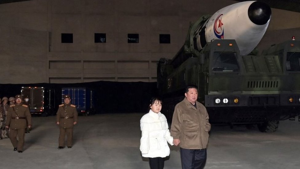 Kim Jong-un bersama putrinya di depan rudal balistik antarbenua (ICBM). Foto ini dirilis pada 19 November oleh media pemerintah, KCNA.