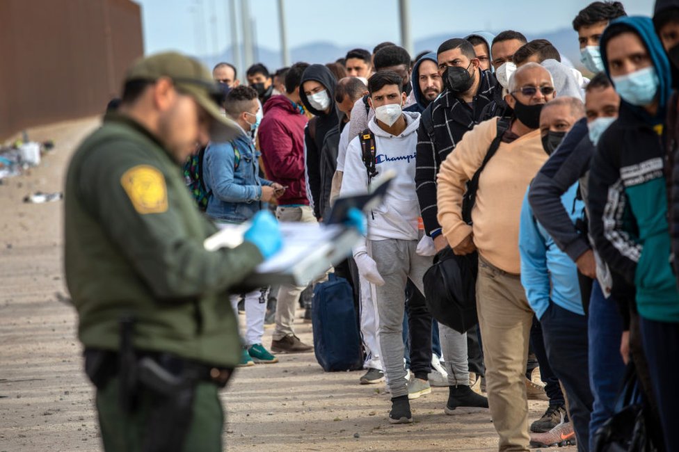 Agente de la Patrulla Fronteriza anota información sobre los migrantes tomados en custodian en Yuma, Arizona, en la frontera de Estados Unidos con México, el 7 de diciembre de 2021.