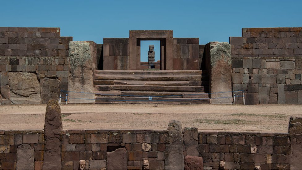 El "Monolito Ponce" está ubicado en el Templo de Kalasasaya, parte del sitio arqueológico de Tiwanaku a unos 71 km al este de La Paz, Bolivia. El monolito se muestra alineado con la puerta principal de Kalasasaya. En los equinoccios, el sol brilla en el monolito.