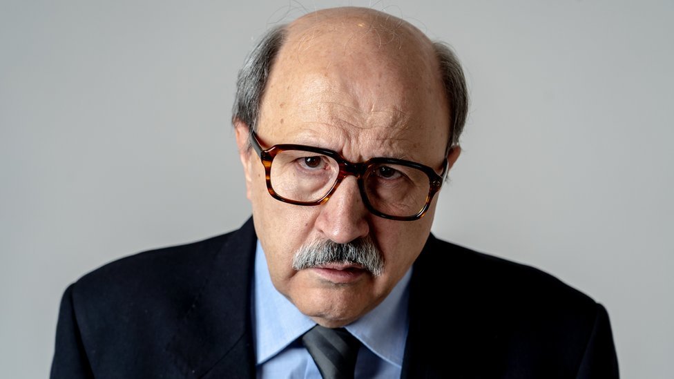 Hombre mayor con gafas sorprendido.