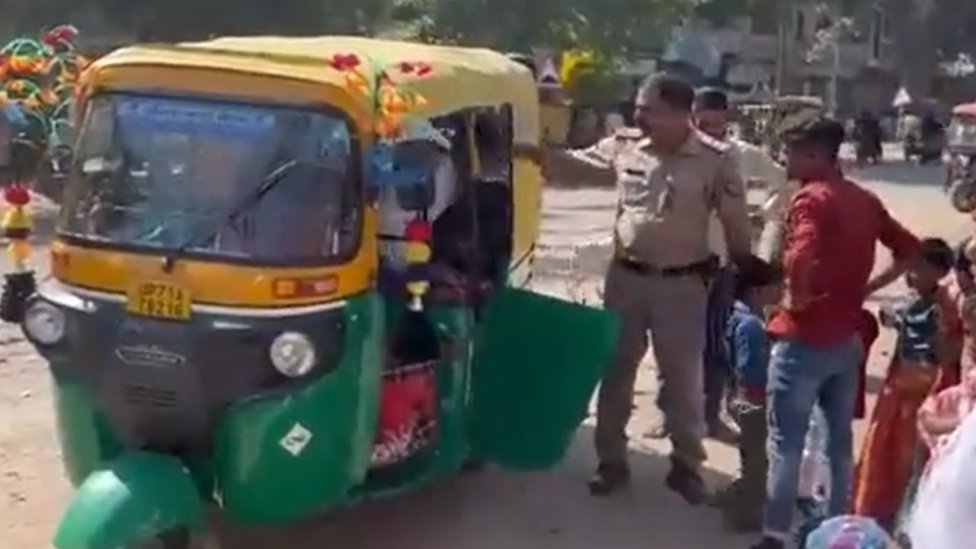 Ato Riksha Hd Porn - Uttar Pradesh auto: India tuk-tuk crammed with 27 passengers seized - BBC  News