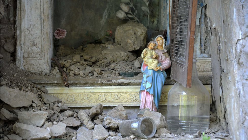 Статуя Девы Марии стоит среди руин в центральном итальянском городе Пескара-дель-Тронто, 24 августа 2016 г.