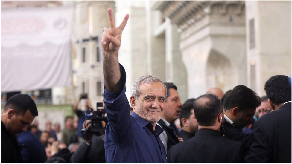 伊朗當選總統佩澤什基安（中）在贏得總統選舉後，向人群做出了勝利的手勢。
