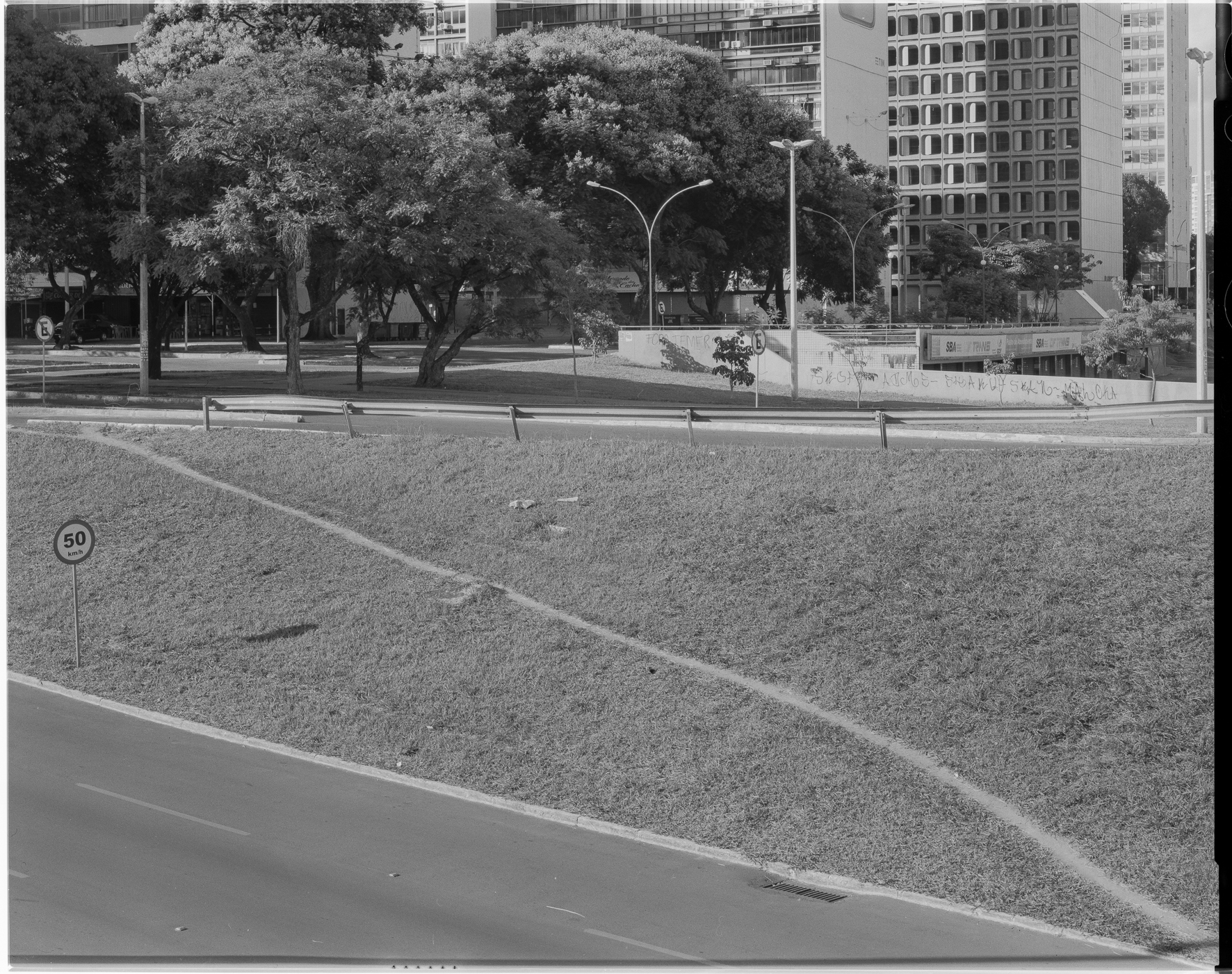 caminho criado por pedestres no Setor Comercial Sul