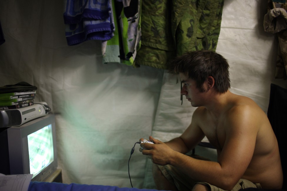 أحد أفراد الجيش يمارس ألعاب الفيديو في قندهار عام 2008
