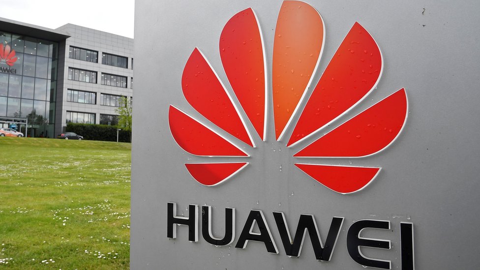 Вывеска перед офисом Huawei в Великобритании