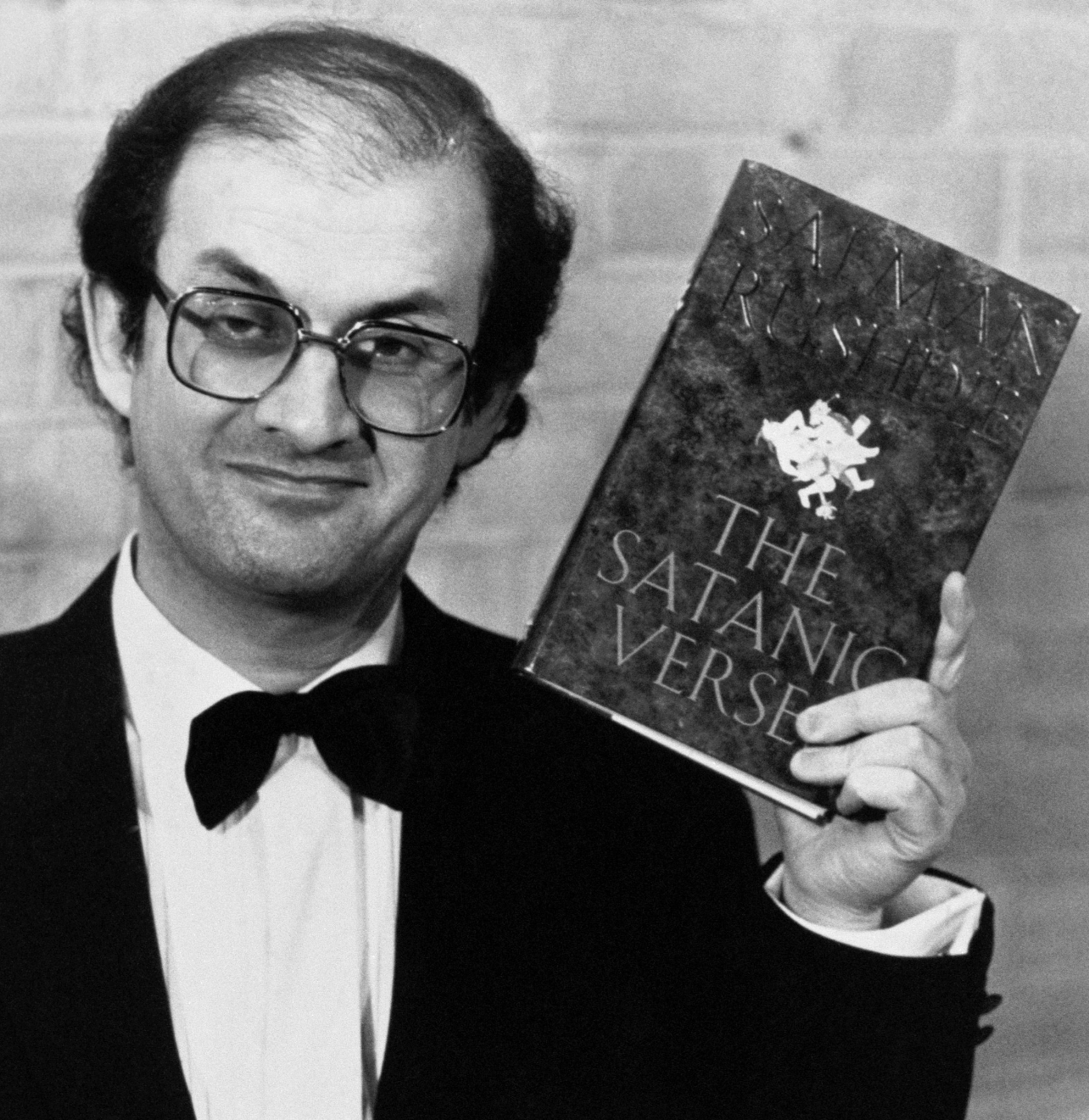 Salman Rushdie con su cuarta novela, Los Versos Satánicos