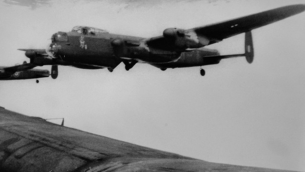 Самолет 617-й эскадрильи RAF в полете,