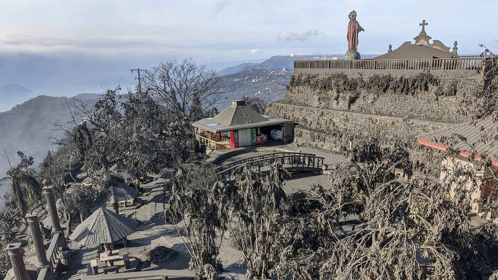 Пепел после извержения вулкана Таал замечен в городе Тагайтай, Кавите, Филиппины 13 января