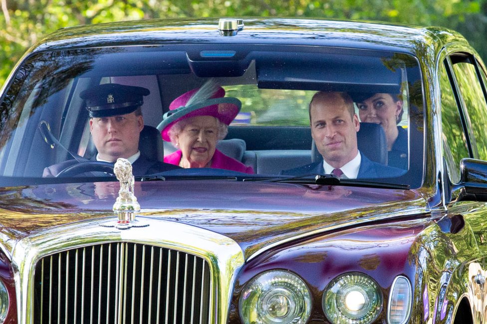 La reina y su familia en coche
