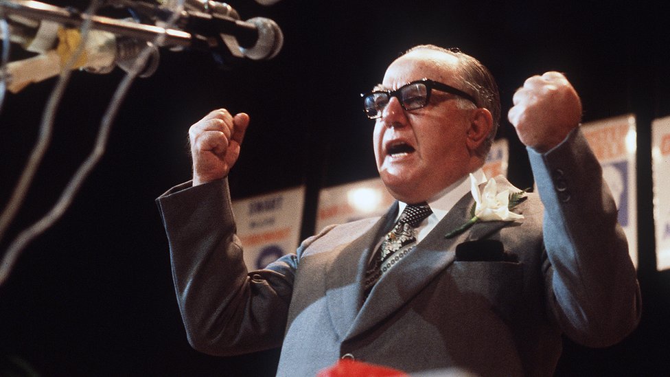 John Vorster, el exprimer ministro de Sudáfrica, vio la oportunidad de usar el trasplante como una herramienta de propaganda. John Vorster