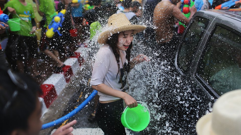 Туристы и жители Таиланда принимают участие в общегородской водной битве во время водного фестиваля Сонгкран 14 апреля 2014 года