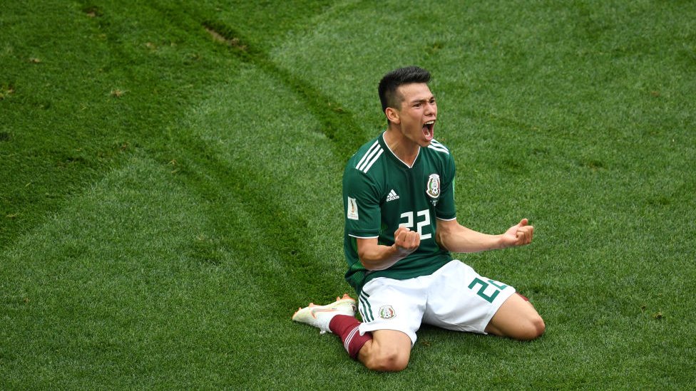 Hirving Lozano celebrando el gol a Alemania en la cancha el domingo.