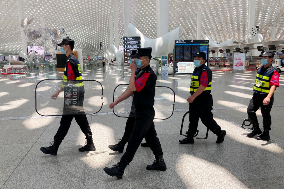 Agentes de seguridad en un aeropuerto en China