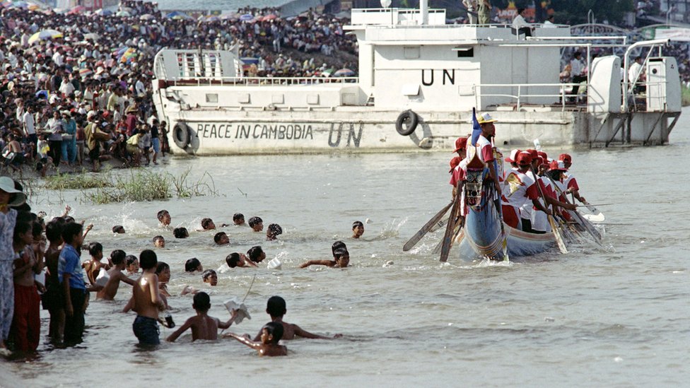 Военный корабль ООН наблюдает за фестивалем воды 8 ноября 1992 года в Пномпене
