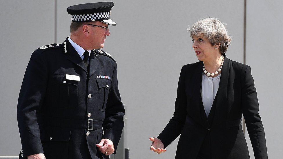 Theresa May hizo el anuncio de la salida de los militares a apoyar a la policía. Theresa May y el jefe de la policía de Manchester