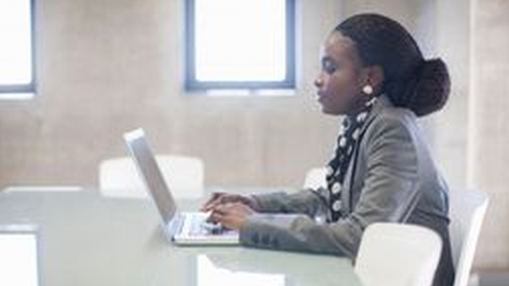 Mulher negra trabalhando no computador