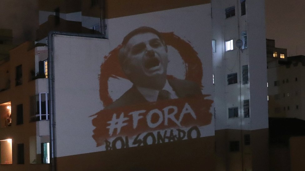 Изображение президента Бразилии Жаира Болсонару и фразу Out Bolsonaro, проецируемой на здание в Сан-Паулу (25 марта 2020 г.)
