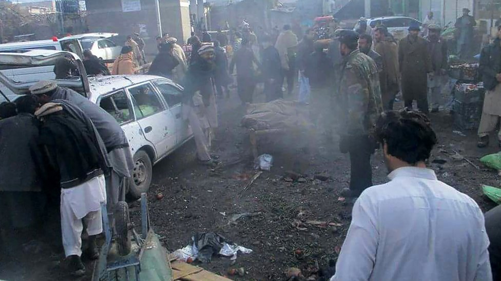 Сотрудники службы безопасности Пакистана и местные жители собрались на месте взрыва бомбы на овощном рынке в городе Парачинар, столице племенного округа Куррам на границе с Афганистаном, 21 января 2017 года.
